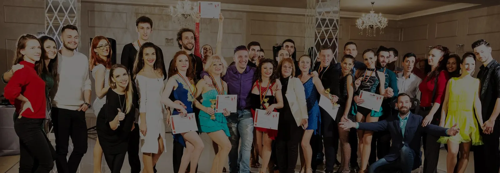 Dansatori Encanto în sală