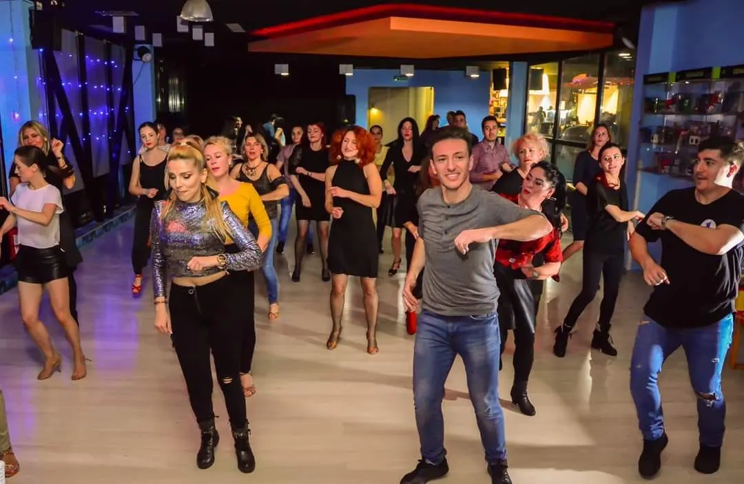 Cursanți la bachata, Encanto