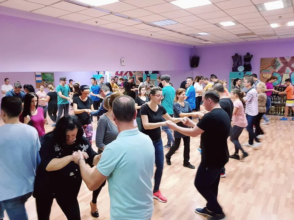 Cursanți adulți la Encanto Dance Academy