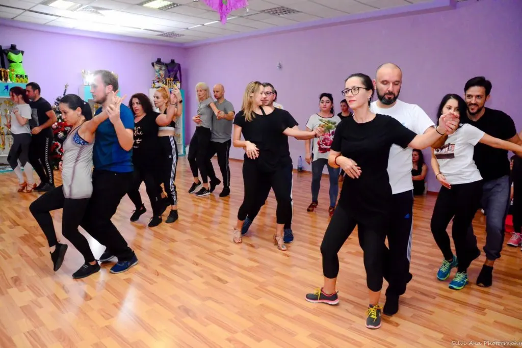 Cursanți la un curs de salsa pentru adulți la Encanto Constanța
