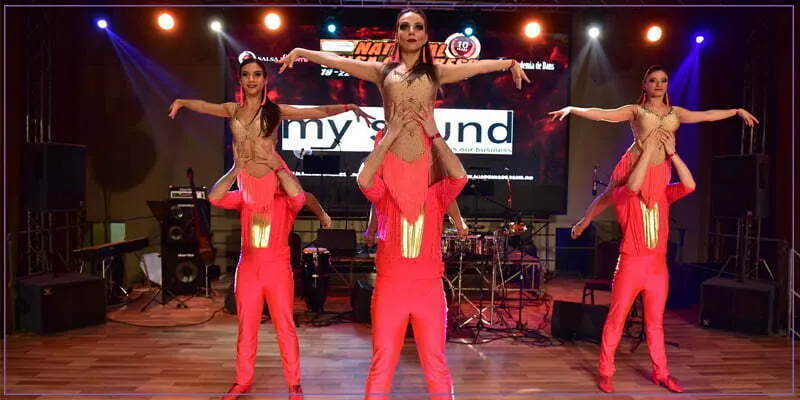 Dansatori Encanto într-un program artistic latino la eveniment