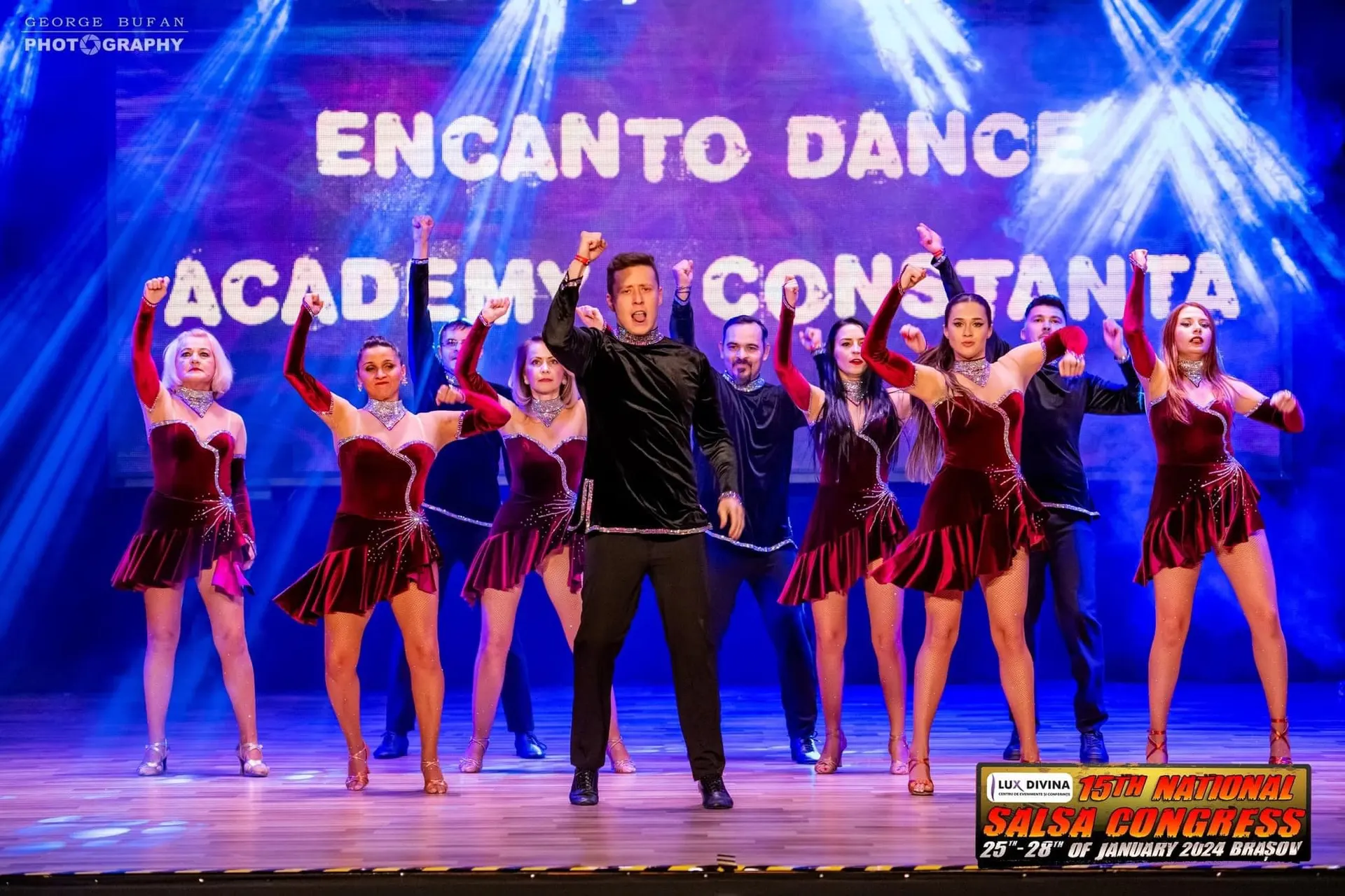 Dansatorii Encanto pe scenă la un congres de salsa