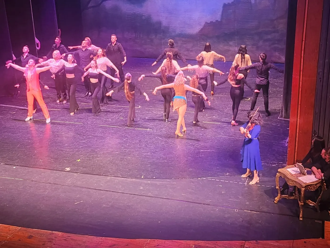 Copii dansând la spectacolul anual Encanto